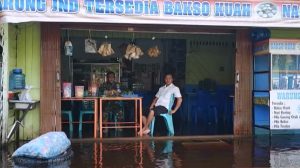 Pemukiman Pinggiran Sungai di Sintang Masih Banjir