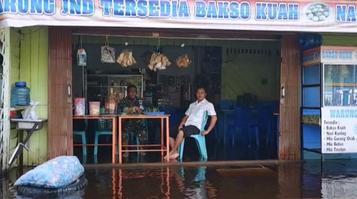 Beginilah kondisi salah satu ruas jalan di Kelurahan Alai, Kecamatan Sintang, Kabupaten Sintang, yang masih terendam banjir pada Rabu (22/7/2020) Siang. Foto Zein