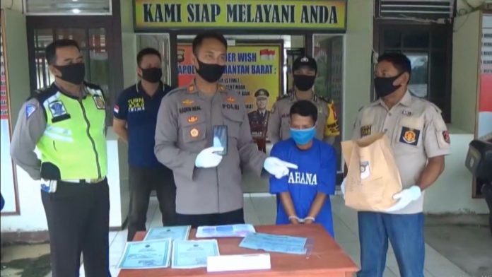 Tersangka kini diamankan di Mapolsek Pemangkat, Kabupaten Sambas, guna menjalani proses hukum. Foto Zainudin