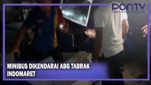 Minibus Dikendarai ABG Tabrak Indomaret