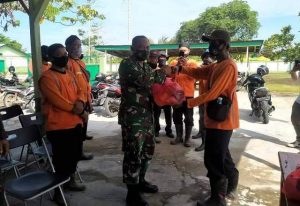 Petugas Sapu Jalan Dapat Paket Sembako dari Gudpalrah XII/Tpr