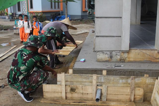 Prajurit Paldam XII/Tpr Ikut Gotong Royong Bangun Masjid Darul Qur’an