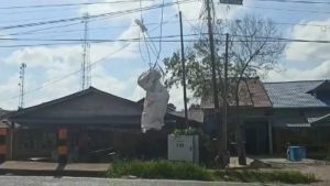 Kabel Telkom Putus Tergantung di Tengah Jalan Raya