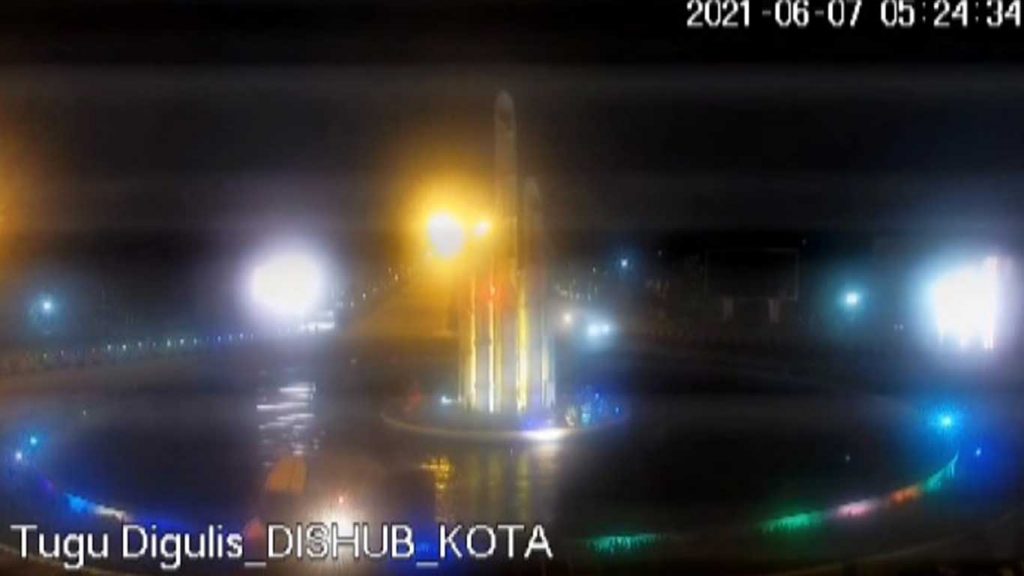 Selidki Penyebab Truk Sampah Terjun Bebas ke Kolam Air Mancur