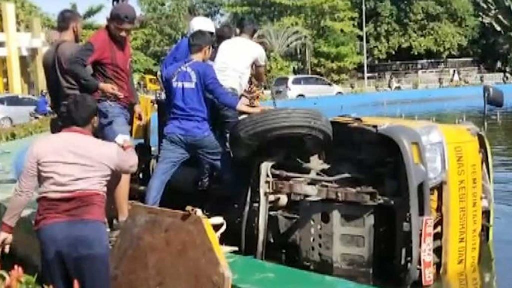 Truk Sampah Masuk Kolam Air Mancur Digulis