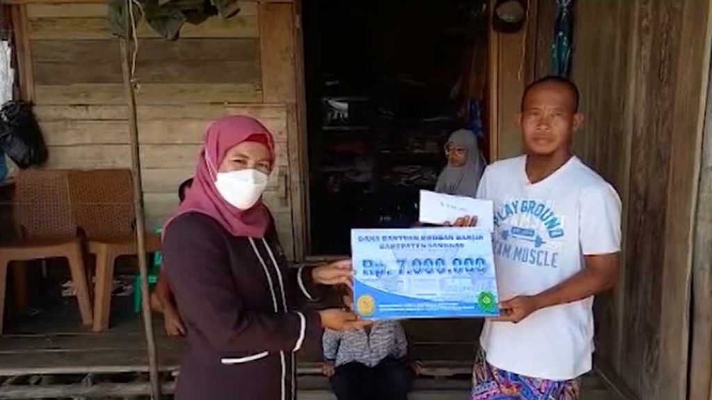 Bantu Warga Kurang Mampu Pascabanjir Senilai Jutaan Rupiah