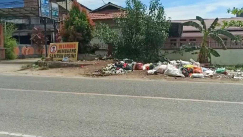 Sampah Berserakan di Pinggir Jalan Sungai Pinyuh