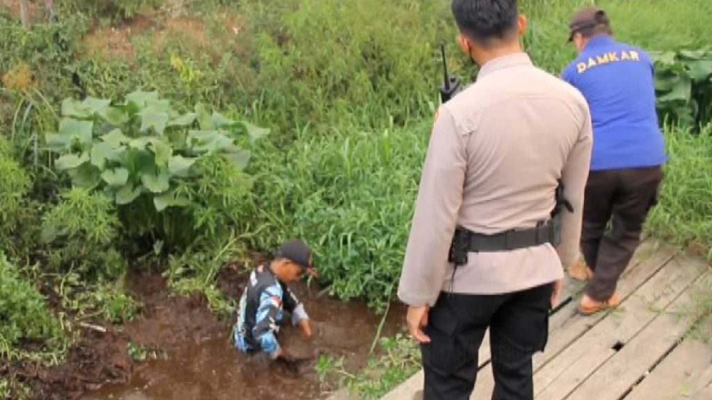 Petugas Buat Kantong Air Di Lokasi Lahan Terbakar
