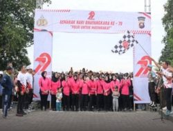 Wabup dan Ribuan Warga Kayong Utara Jalan Santai Bersama Polres di Pantai Pulau Datok