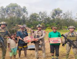Menembus Sunyi Omukia: Satgas Damai Cartenz Bawa Sembako dan Harapan ke Pedalaman Puncak Papua