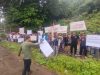 Petani Arang Bakau Batu Ampar Tolak Penghentian Produksi: “Kami Butuh Makan, Bukan Diusir!”