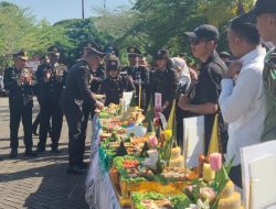 Meriahnya HUT Bhayangkara ke-79 di Kubu Raya: 79 Tumpeng Nikmat Disantap Bersama Masyarakat!