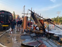 Kios Tambal Ban Ludes Dilalap Api yang Berkobat Hebat, Truk Tangki Nyaris Jadi Korban