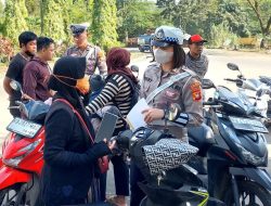 Bukan Sekadar Tilang: Polwan di Kubu Raya Ini Sentuh Hati Pengendara dengan Empati