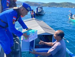 Kepedulian di Tengah Laut: Polairud Labuan Bajo Salurkan Bantuan Kapolda NTT untuk Nelayan Pesisir