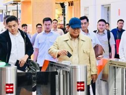 45 Menit ke Bandung, Presiden Prabowo Nikmati Perjalanan Kereta Cepat Whoosh Bersama Penumpang Umum