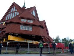 Gereja Kayu 113 Tahun di Swedia Dipindahkan 5 Km untuk Selamatkan dari Tambang