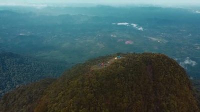 Jejak Keramat Gunung Bawang: Dari Sambaran Petir Hingga Pendaki Tersesat