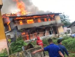 Tiga Penghuni Kos Terluka, Kebakaran Hebat Hanguskan Bangunan di Sekadau