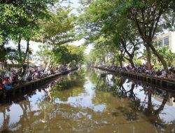 Sensasi Mancing Lele Raksasa di Sungai Jawi, Pancing Wali Kota untuk Gaungkan Cinta Parit Bersih