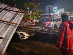 Angin Kencang Hantam Kubu Raya, Tiga Mobil di Parkiran Pizza Hut Tertimpa Atap