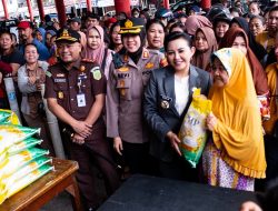 4 Ton Beras Bulog Ludes Diborong Warga dalam Hitungan Jam di Landak