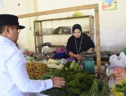 Bantah Isu Retribusi Mahal, Bupati Sujiwo Pastikan Pedagang Pasar Rasau Jaya Cuma Bayar Rp4.000