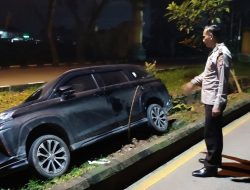Kecelakaan Dini Hari: Si Ayah Diduga Mengantuk, Sekeluarga Nyaris Celaka