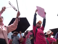 Ratusan Perempuan Bawa Sapu Demo di DPR Tuntut Penghapusan Fasilitas Mewah Pejabat