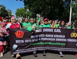 Aksi Damai Ojol Bagikan Ribuan Mawar Tegaskan Tolak Provokasi