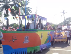 Ratusan Warga Meriahkan Tradisi Ngarak Perahu Maulid