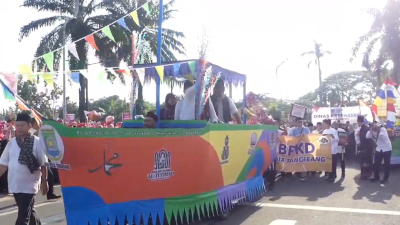 Ratusan Warga Meriahkan Tradisi Ngarak Perahu Maulid