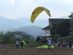 Pilot Paralayang Mendarat Darurat di Stadion Sumedang Saat Turnamen Sepak Bola Anak