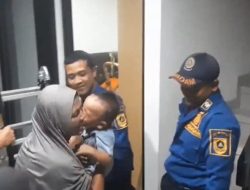 Balita Terkunci di Kamar di Cileungsi, Petugas Damkar Evakuasi Masuk Lewat Lubang Pintu