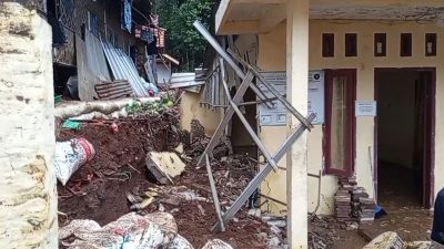 Tembok Penahan Tanah Ambruk Timpa Bangunan Pesantren