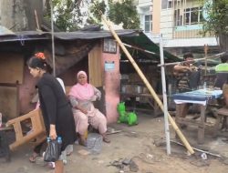 Puluhan Bangunan Liar di Kolong Rel Mangga Besar dibongkar, Warga Kebingungan Cari Nafkah