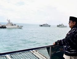 Presiden Prabowo Saksikan Kemegahan Demo Laut TNI AL di Teluk Jakarta