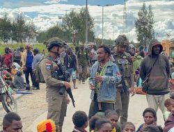 Tradisi Bakar Batu Warnai HUT Kabupaten Paniai ke-29: Warga dan Aparat Berbaur dalam Keceriaan