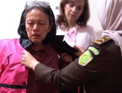 Korupsi Proyek Fiktif PT Angkasa Pura Kargo Tetapkan Tiga Tersangka, Keluarga Histeris di Kejari