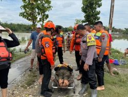 Evakuasi Pasien Cuci Darah ke Rumah Sakit di Tengah Banjir