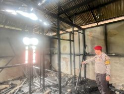 Korsleting Diduga Pemicu: Rumah Kos di Sekadau Terbakar Saat Pemilik dan Penghuni Tak di Tempat