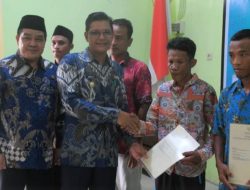 Jamin Legalitas Lahan Masyarakat Transmigrasi, Wabup Kayong Utara Serahkan 472 SHM