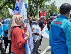 Ribuan Buruh Geruduk Balai Kota Desak UMP 2026 Naik Jadi Rp6 Juta