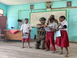 Satgas Damai Cartenz Ajak Anak Papua Gemar Baca dengan Berbagi Buku di Intan Jaya