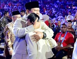 Momen Haru Hari Guru 2025, Presiden Prabowo Peluk Azzam Usai Persembahan Lagu di Indonesia Arena