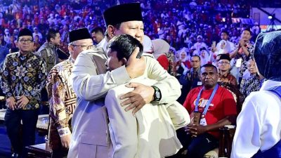 Momen Haru Hari Guru 2025, Presiden Prabowo Peluk Azzam Usai Persembahan Lagu di Indonesia Arena