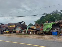 Angin Kencang Hantam Ngabang: Sembilan Lapak Kuliner di Jembatan Baru Rusak Parah