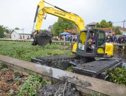 Solusi Modern Drainase Pontianak: Eskavator Amfibi Pindad Bersihkan Parit Sungai Jawi