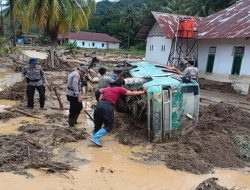 Ribuan Personel Polda Sumbar Tangani Banjir dan Longsor di Padang, Evakuasi dan Bantuan Digencarkan