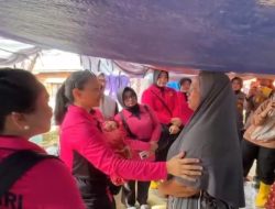 Ketum Bhayangkari Juliati Sigit Prabowo Temui Pengungsi Aceh Tamiang, Bagikan Bantuan dan Hibur Anak-Anak